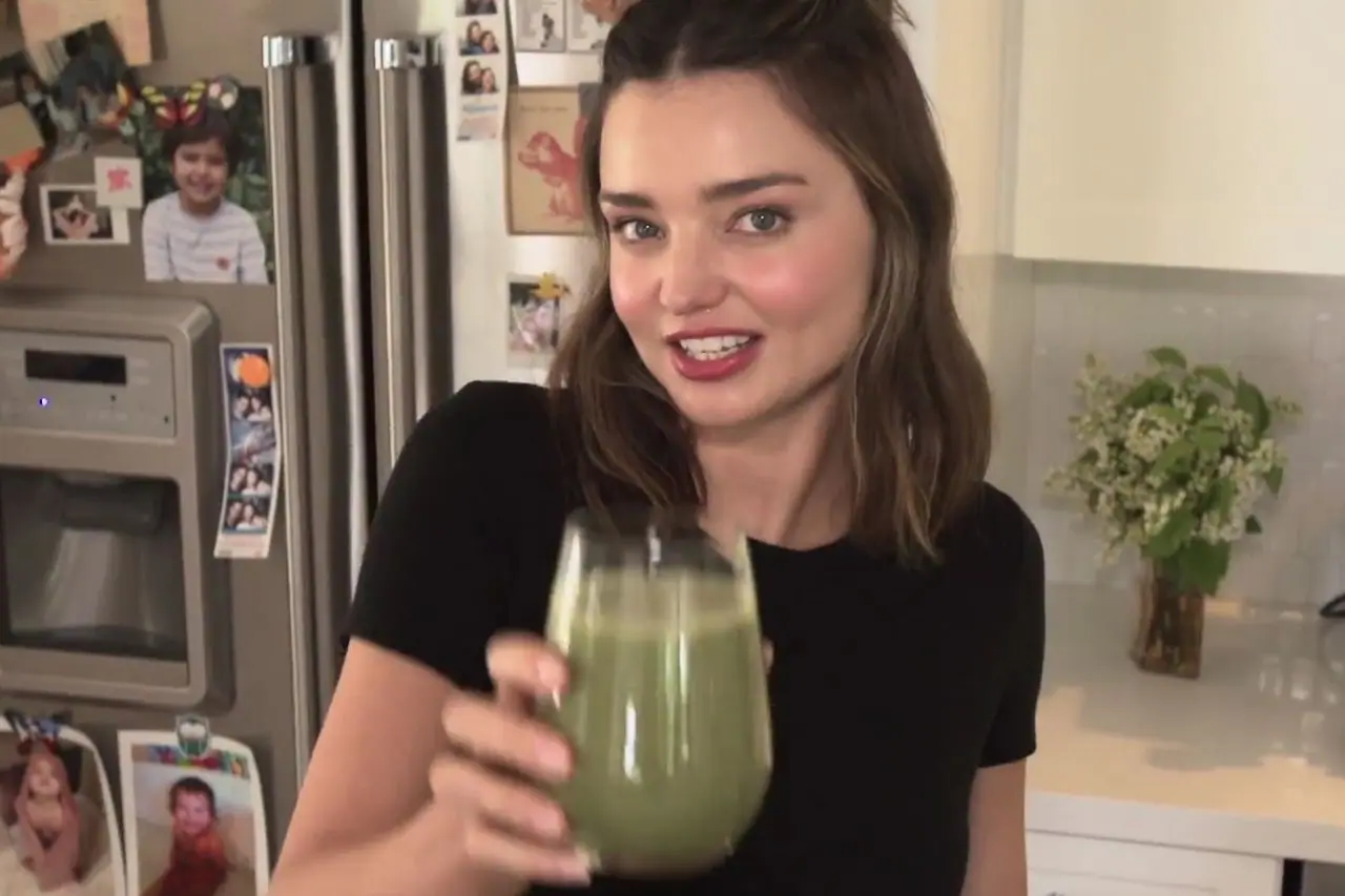 綠拿鐵食譜：米蘭達·可兒 (Miranda Kerr) 分享她的“婚前排毒冰沙”配方　