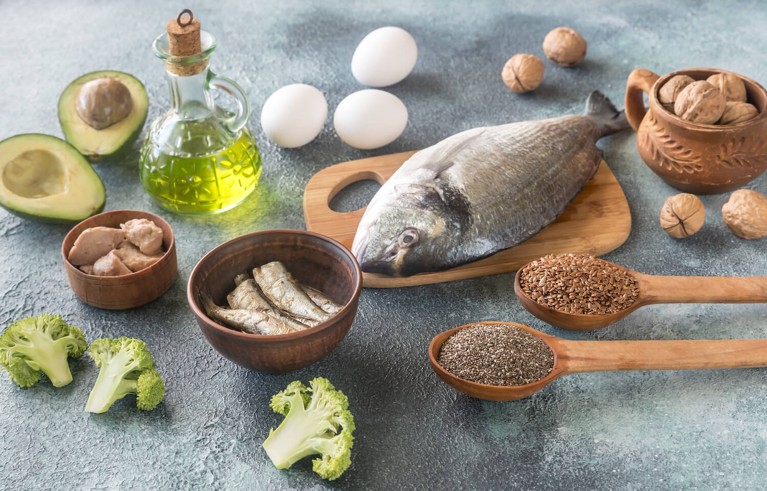 Omega-3代表性食物：鮭魚、鯖魚、鱸魚、沙丁魚、亞麻籽、奇亞籽、核桃、青花菜、酪梨