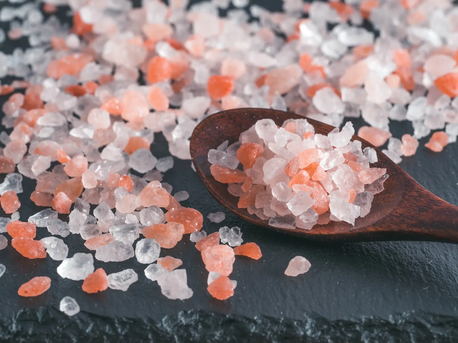 玻瑰鹽含鐵質，呈現淡紅色或粉紅色