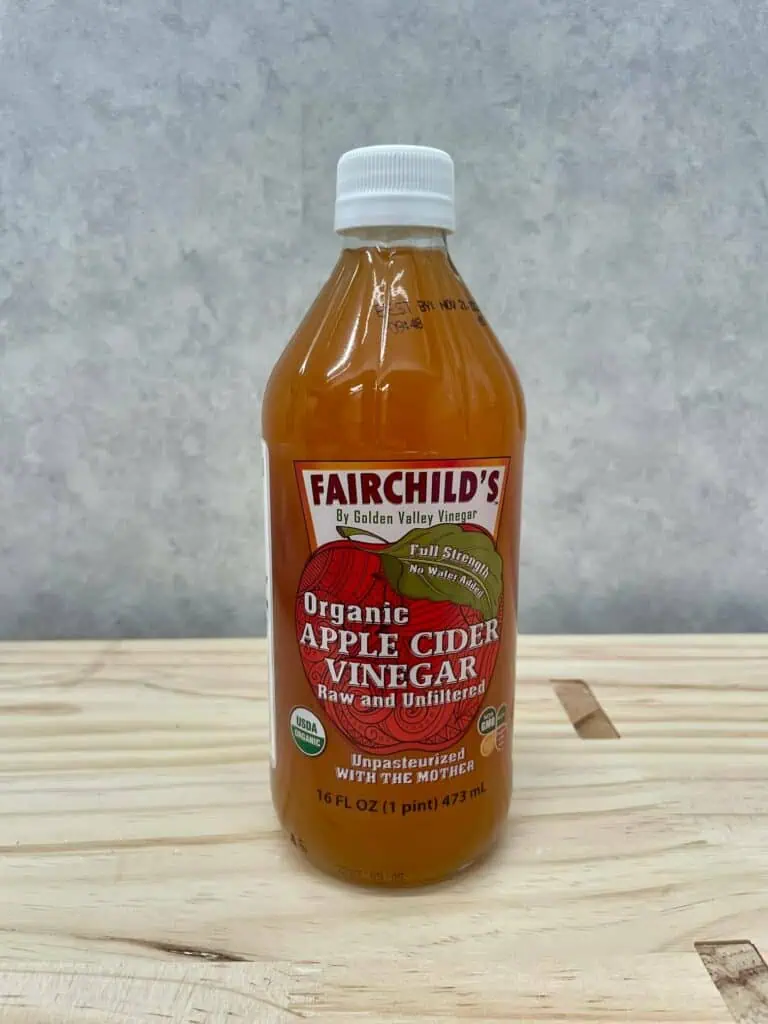 FAIRCHILD'S 有機蘋果醋的瓶身上寫著 WITH THE MOTEHER，是含有醋母的蘋果醋