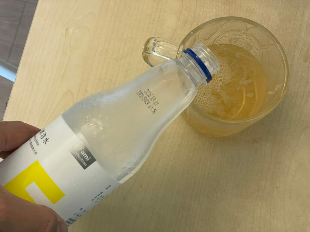 先倒入15ml有機蘋果醋再加入300cc氣泡水