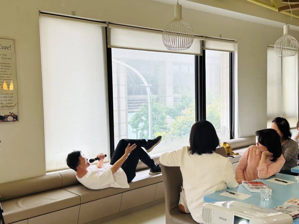 王明勇老師示範講解咖啡灌腸操作步驟